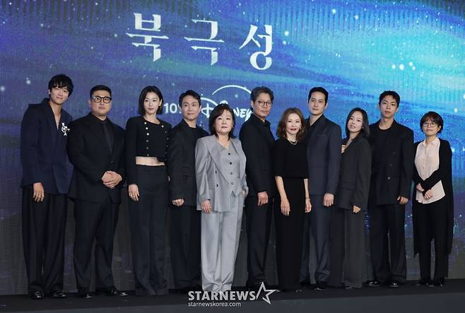 배우 강동원, 허명행 감독, 배우 전지현, 오정세, 김해숙, 유재명, 이미숙, 박해준, 이상희, 주종혁, 김희원 감독이 2일 오전 서울 포시즌스 호텔에서 진행된 디즈니+ 오리지널 시리즈 '북극성' 제작발표회에 참석해 포즈를 취하고 있다. 유엔대사로서 국제적 명성을 쌓아온 문주(전지현)가 대통령 후보 피격 사건의 배후를 쫓는 가운데, 그녀를 지켜야만 하는 국적불명의 특수요원 산호(강동원)와 함께 한반도를 위협하는 거대한 진실을 마주하는 첩보 멜로 시리즈 '북극성'은 오는 10일 공개된다. /2025.09.10 /사진=이동훈 photoguy@