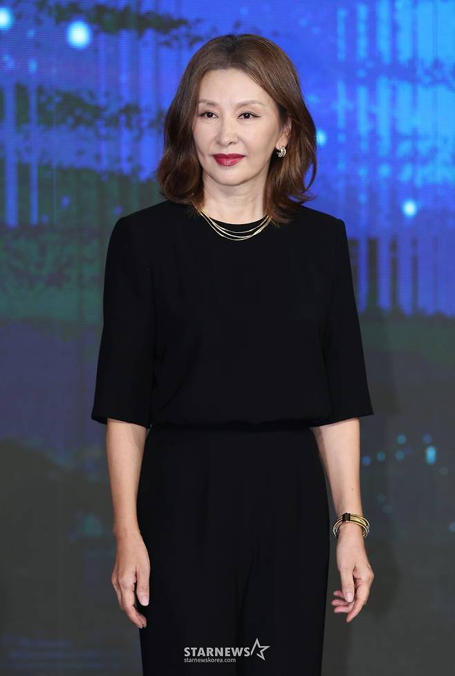 배우 이미숙이 2일 오전 서울 포시즌스 호텔에서 진행된 디즈니+ 오리지널 시리즈 '북극성' 제작발표회에 참석해 포즈를 취하고 있다. 유엔대사로서 국제적 명성을 쌓아온 문주(전지현)가 대통령 후보 피격 사건의 배후를 쫓는 가운데, 그녀를 지켜야만 하는 국적불명의 특수요원 산호(강동원)와 함께 한반도를 위협하는 거대한 진실을 마주하는 첩보 멜로 시리즈 '북극성'은 오는 10일 공개된다. /2025.09.10 /사진=이동훈 photoguy@