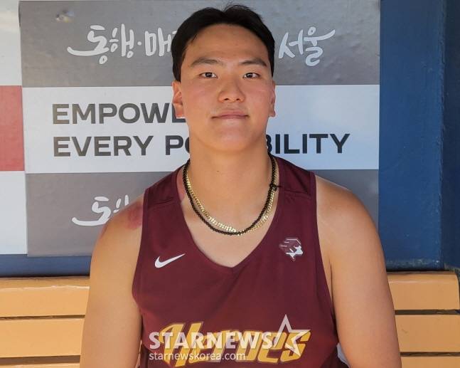 키움 히어로즈 김건희가 취재진과 인터뷰에서 미소를 짓고 있다. /사진=안호근 기자