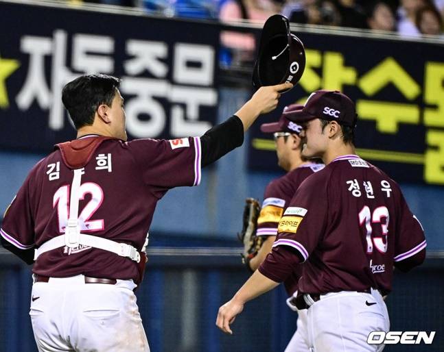 키움 포수 김건희(왼쪽)가 지난달 29일 LG전에서 6회말 위기를 잘 넘긴 뒤 스스로 흔들리던 정현우를 장난식으로 나무라고 있다.