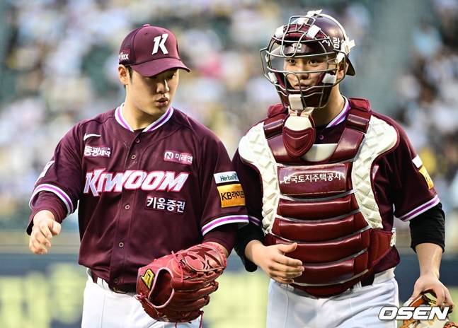 김건희(오른쪽)가 이닝을 마치고 더그아웃으로 향하며 정현우와 이야기를 나누고 있다.