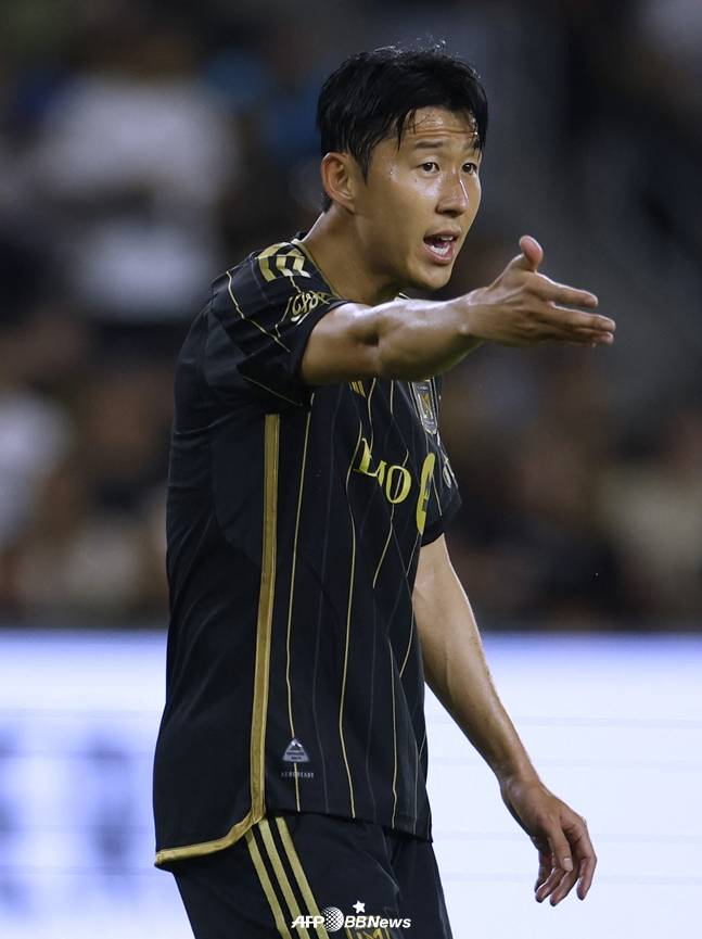 동료들에게 지시를 내리고 있는 손흥민. /AFPBBNews=뉴스1