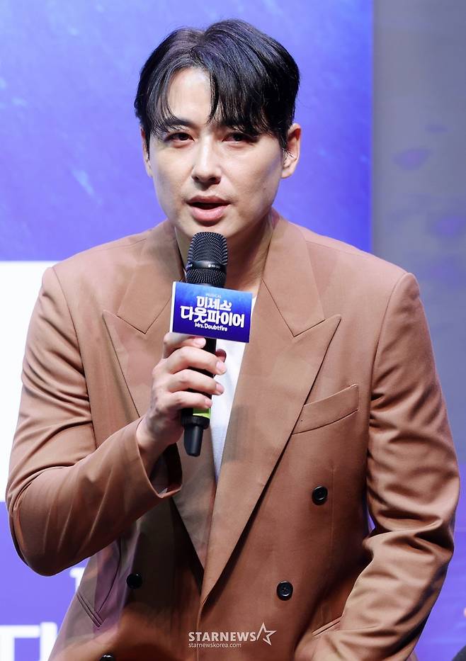 배우 이지훈이 2일 서울 서대문구 이화여자대학교 삼성홀에서 진행된 뮤지컬 '미세스 다웃파이어' 제작발표회에 참석해 질의응답을 하고 있다. /2025.09 /사진=김휘선 hwijpg@
