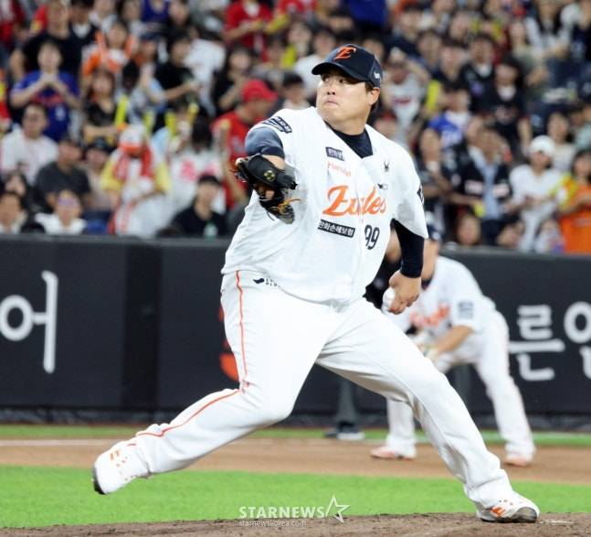 한화 좌완 투수 류현진이 2일 대전 한화생명볼파크에서 열린 2025 KBO리그 한화 이글스와 KIA 타이거즈 경기에서 선발 투수로 나서 역투하고 있다. /사진=강영조 선임기자