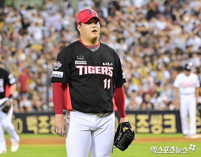 15일 오후 서울 송파구 잠실야구장에서 열린 '2025 신한 SOL Bank KBO리그' KIA 타이거즈와 두산 베어스의 경기, 8회말 수비를 마친 KIA 조상우가 더그아웃으로 향하고 있다. 엑스포츠뉴스 DB