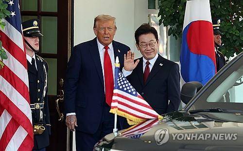 트럼프, 한국 숙청설 목소리에 "저들을 가짜뉴스라 하죠" (워싱턴=연합뉴스) 한상균 기자 = 이재명 대통령이 25일(현지시간) 미국 워싱턴DC 백악관에서 영접나온 도널드 트럼프 미국 대통령과 기자들을 바라보며 손을 흔들고 있다. 2025.8.26