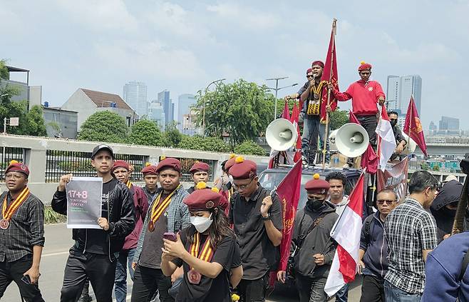 국회의사당으로 모이는 시위대들 (자카르타=연합뉴스) 손현규 특파원 = 지난 1일(현지시간) 오후 인도네시아 수도 자카르타 중심부 스나얀에서 시위대가 국회의사당 정문 앞으로 집결하고 있다. 2025.9.2