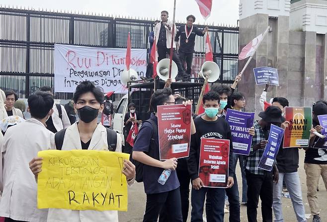 "최고 권력은 국민 손에 있다" (자카르타=연합뉴스) 손현규 특파원 = 지난 1일(현지시간) 오후 인도네시아 수도 자카르타 중심부 스나얀에 있는 국회의사당 정문 앞에서 한 집회 참가자가 "최고 권력은 국민 손에 있다"고 쓴 손팻말을 들고 있다. 2025.9.2