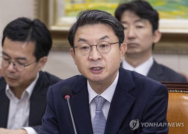 의원 질의에 답하는 이억원 금융위원장 후보자 (서울=연합뉴스) 황광모 기자 = 이억원 금융위원장 후보자가 2일 국회 정무위원회에서 열린 인사청문회에 출석해 의원 질의에 답하고 있다. 2025.9.2 hkmpooh@yna.co.kr