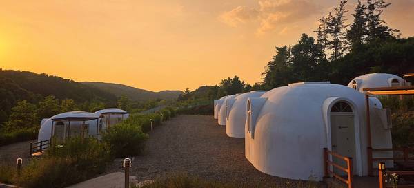 ‘역사돔’은 20동의 돔하우스로 구성된 숙박시설로, 가족·친구 단위는 물론 단체 방문객도 편안하게 머무를 수 있다.