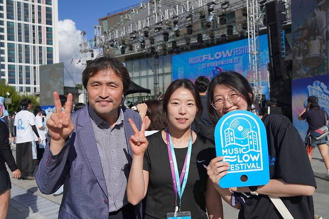 ▲ 이찬영 대표가 뮤직플로우페스티벌 담당 직원들과 함께 있다.