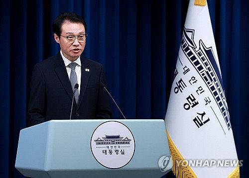 이규연 대통령실 홍보소통수석이 3일 서울 용산 대통령실 청사에서 이재명 정부 출범 100일 기자회견과 관련해 브리핑을 하고 있다.