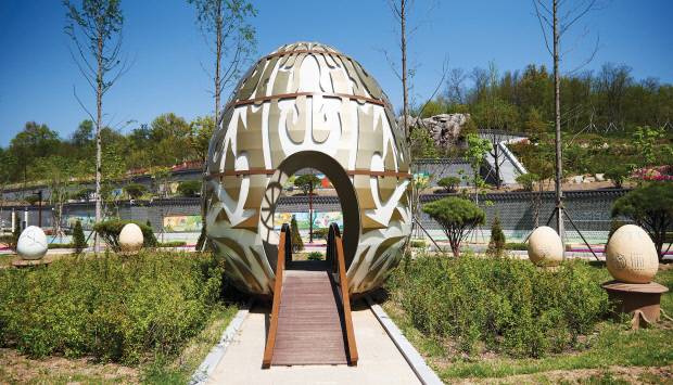 영웅 탄생길에서는 박혁거세·김수로·김알지 등 삼국의 영웅 설화를 만날 수 있다.사진은 알에서 태어난 김알지를 표현.