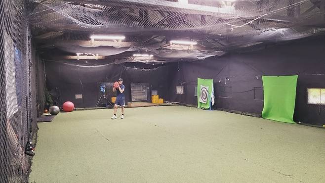 동네에 있는 공동 우사를 빌려 아버지가 직접 만든 실내 야구 연습장에서 권윤서가 그의 형과 함께 캐치볼을 연습하고 있다. 이효설기자