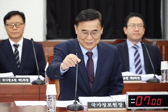 이종석 국가정보원장이 2일 오전 국회에서 열린 정보위원회 전체회의에 출석해 회의를 준비하고 있다. (사진=연합뉴스)