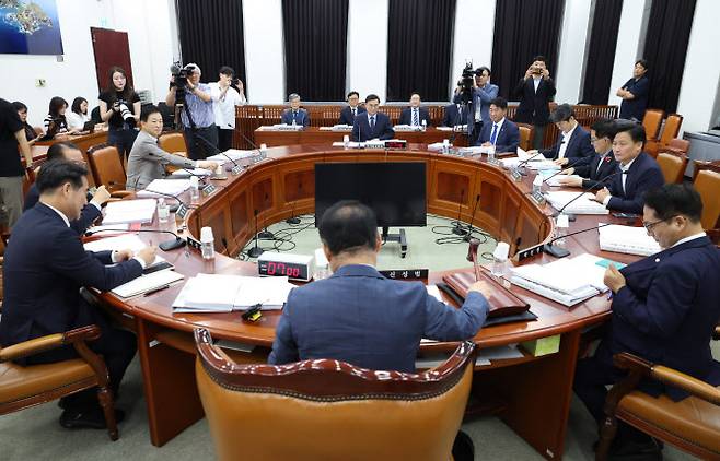 국회 정보위원회 신성범 위원장이 2일 서울 여의도 국회에서 열린 정보위원회 전체회의에서 의사봉을 두드리고 있다. (사진=연합뉴스)