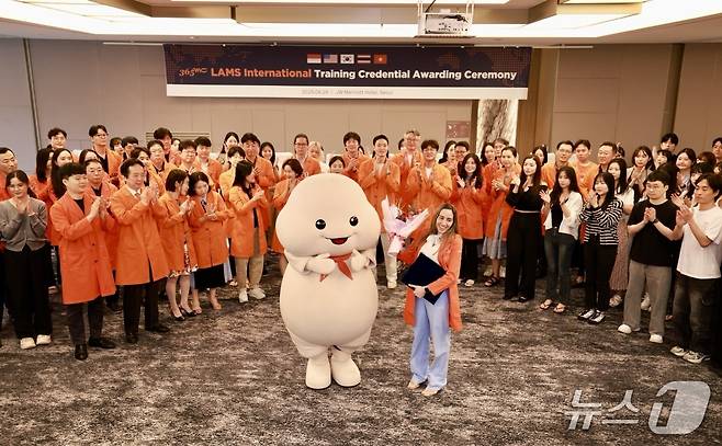 (서울=뉴스1) 강승지 기자 = 지방흡입 특화 의료기관 365mc는 미국 LA점 개원을 앞두고 지방흡입 시술 노하우와 병의원 운영 체계 전반을 소개하는 '365mc 글로벌 원장단 학술 세미나 & 미국 의료진 교육 수료식'을 진행했다고 3일 밝혔다.(365mc 제공)