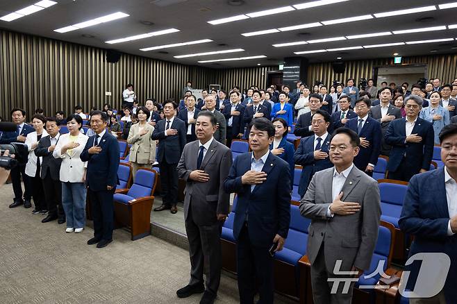 정청래 더불어민주당 대표와 김병기 원내대표를 비롯한 의원들이 3일 서울 여의도 국회에서 열린 정책의원총회에서 국민의례를 하고 있다. 2025.9.3/뉴스1 ⓒ News1 유승관 기자