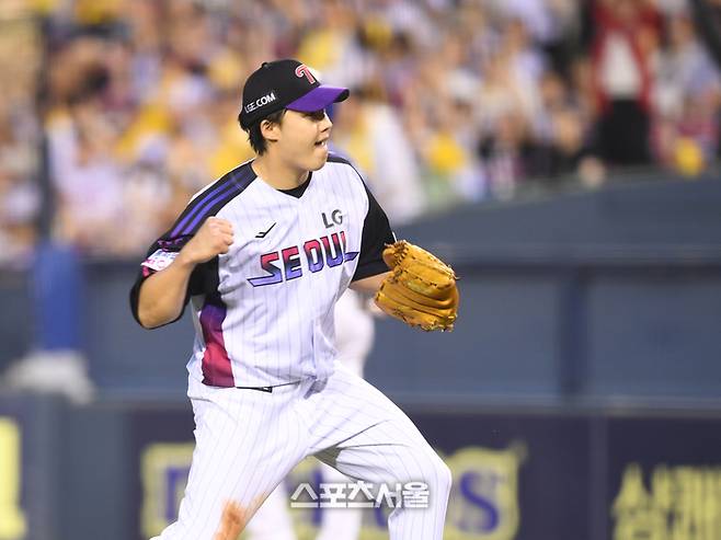 LG 투수 임찬규가 8일 서울 잠실구장에서 열린 2025 KBO리그 한화와 경기 4회초 1사1,2루 이재원을 병살로 처리한 후 환호하고 있다. 잠실 | 최승섭기자 thunder@sportsseoul.com