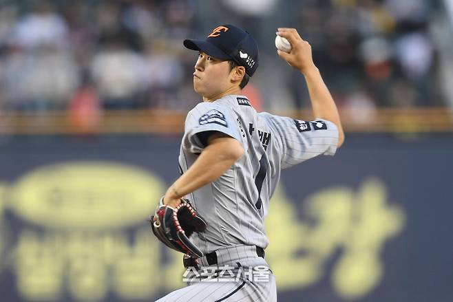 한화 선발투수 엄상백이 26일 잠실구장에서 열린 2025 KBO리그 LG와 경기에서 역투하고 있다. 잠실 | 최승섭기자 thunder@sportsseoul.com