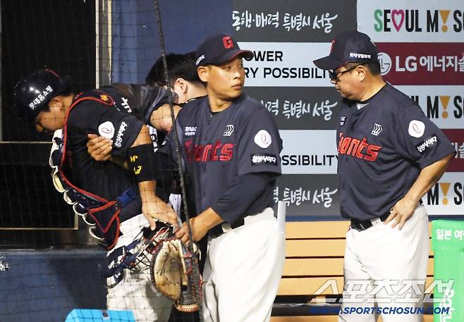 지난주에 이어 또 파울 타구에 맞고 안방마님 유강남이 교체되자 김태형 감독 표정이 어두워졌다.
