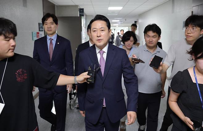 국민의힘 장동혁 대표가 2일 오후 압수수색 중인 서울 여의도 국회 의원회관 내 추경호 의원실을 방문한 후 의원실을 나서고 있다. /남강호 기자