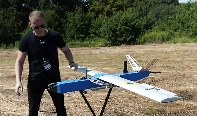 우크라이나의 드론 제작사 베소마르가 개발한 헌터 드론을 로만 셰메치코 베소마르 창업자겸 최고기술책임자(CTO)가 직접 선보이고 있다. 드론 몸체 아래에 달린 금속 관이 산탄을 발사하는 총열이다. /베소마르 제공