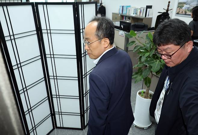 추경호 국민의힘 의원이 2일 서울 여의도 국회의원회관에 있는 자신의 사무실로 들어가고 있다. 내란특검은 이날 추 의원이 원내대표 재임 때인 12·3 비상계엄 당시 당 소속 의원들의 국회 비상계엄 해제 요구 결의안 표결 참여를 방해했다는 혐의로 추 의원 사무실 등을 압수수색했다./뉴시스