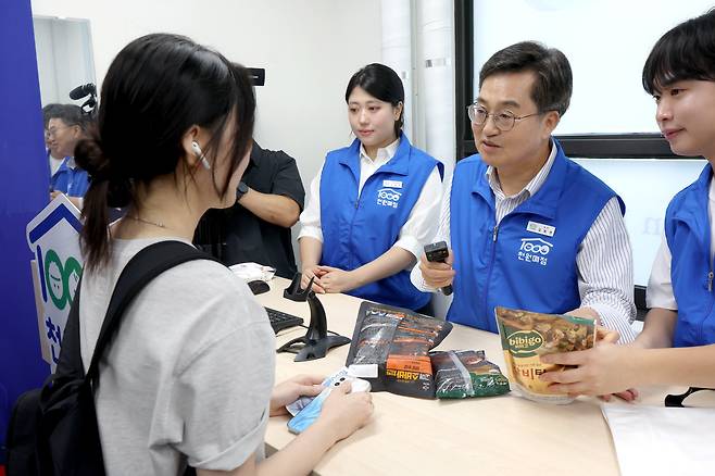3일 경기도 성남시 가천대학교에서 열린 '천원 매점' 개소식에서 김동연 경기도지사가 학생들이 구입한 물건을 계산하고 있다. /연합뉴스