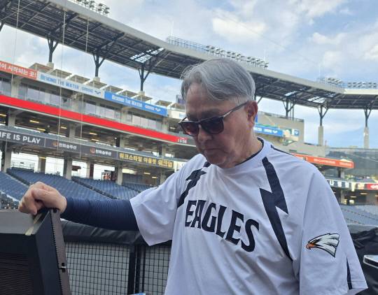 김경문 한화이글스 감독이 3일 대전 한화생명볼파크에서 열리는 2025 신한 SOL Bank KBO리그 NC 다이노스와의 홈경기를 앞두고 취재진과 인터뷰 하고 있다. 이성현 기자