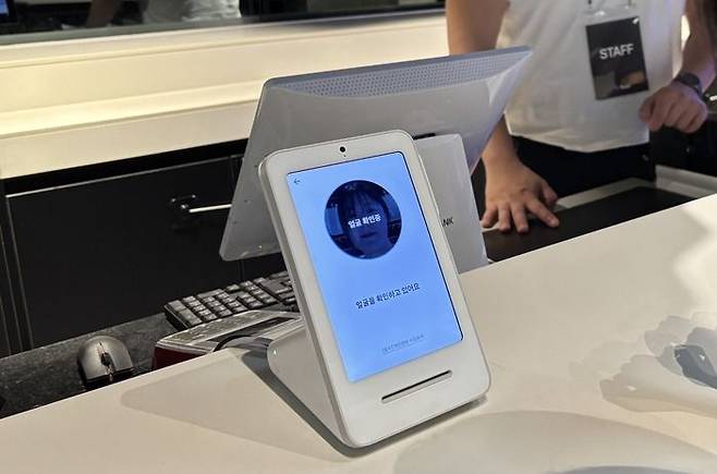 토스가 2일 서울 강남구 에스제이쿤스트할레에서 ‘토스 페이스페이’ 정식 출시를 알리는 기자간담회를 개최했다. 기자간담회에 준비된 체험존에서 토스 페이스페이 서비스를 이용하는 모습. ⓒ데일리안 손지연 기자