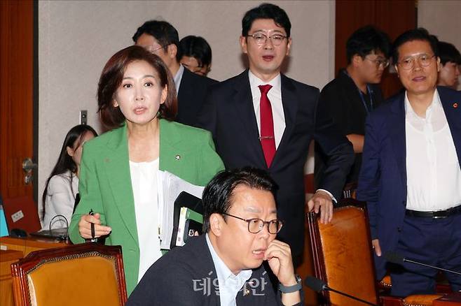 나경원 국민의힘 의원을 비롯한 국민의힘 국회 법사위원들이 지난 2일 오전 국회에서 열린 국회 법제사법위원회 전체회의에서 추미애 법사위원장의 일방적 진행에 항의하며 퇴장하고 있다. ⓒ데일리안 홍금표 기자