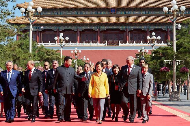 박근혜 대통령이 중국 베이징 천안문에서 열리는 전승 70주년 기념행사에 참석해 각국 대표들과 이동하고 있다. 청와대 제공