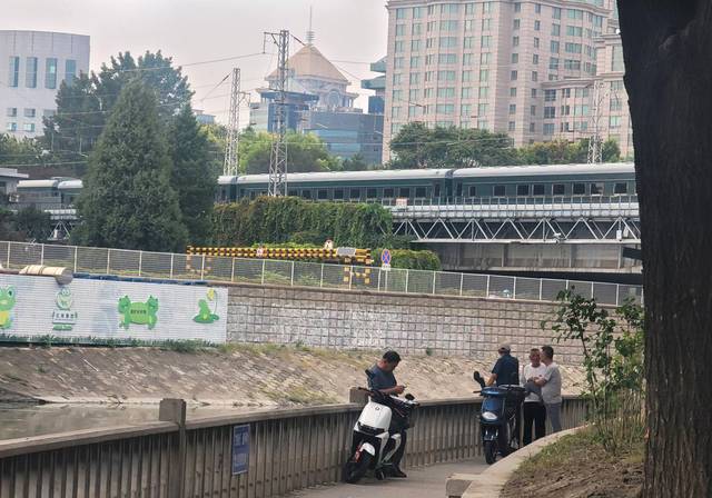 베이징역 인근 지나는 김정은 탑승 추정 전용열차. 연합뉴스