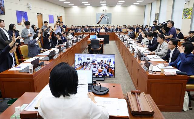 2일 국회 과학기술정보방송통신위원회 전체회의에서 여야 의원들이 ‘방송 미디어 통신 거버넌스 개편 공청회’ 계획서 채택의 건에 대해 표결하고 있다. 연합뉴스