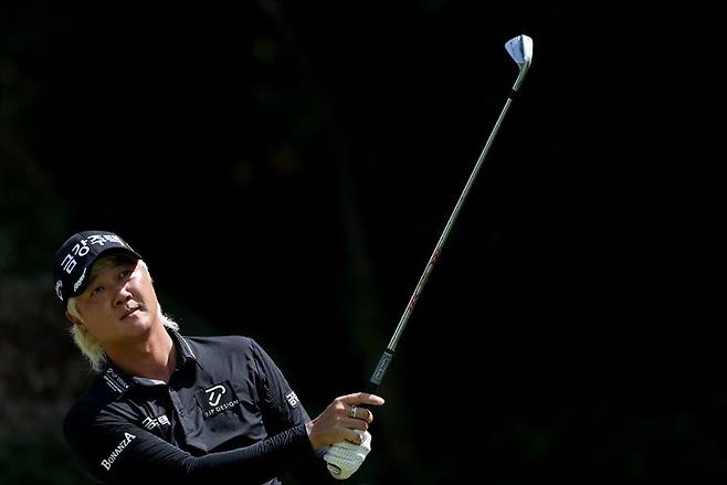 지난달 29일 동아회원권그룹 오픈 2R에서 허인회가 아이언샷을 하고 있다. KPGA 제공
