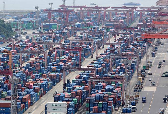 부산항 신선대부두 야적장에 컨테이너가 가득 쌓여 있는 모습. 2025.8.11 (ⓒ뉴스1, 무단 전재-재배포 금지)