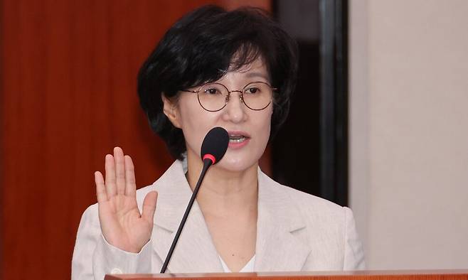 원민경 여성가족부 장관 후보자가 3일 서울 여의도 국회 여성가족위원회에서 열린 인사청문회에서 선서하고 있다. 연합뉴스