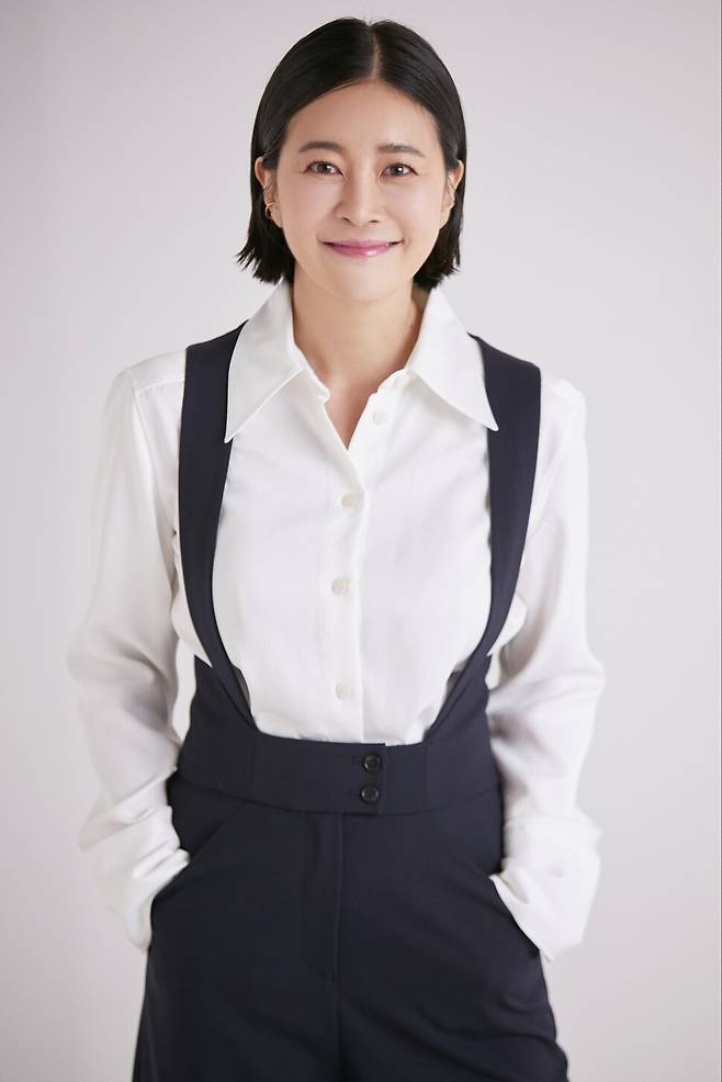 러시아 연극 유학파 1호로 꼽히는 배우 이항나가 본업인 연출가로 돌아와 체호프 연극 ‘바냐 아저씨’를 무대에 올린다. 더룸욕망극장 제공