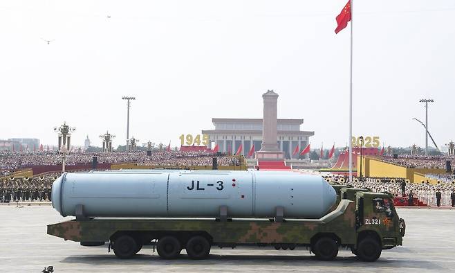 3일 오전 중국 베이징 천안문 광장에서 열린 ‘중국 인민 항일전쟁 및 반파시스트전쟁 승리’(전승절) 80주년 경축행사 열병식에 등장한 쥐랑(JL)-3 미사일. 미국 전역을 사정권으로 두는 잠수함발사탄도미사일(SLBM)이다. 신화통신 연합뉴스