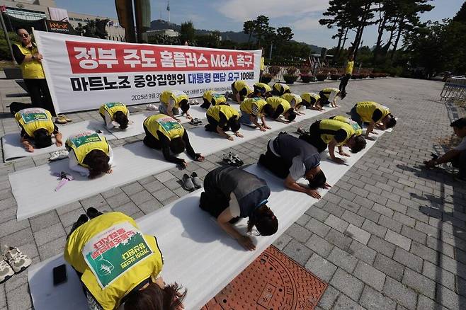 마트노조 홈플러스지부 소속 조합원들이 3일 서울 용산구 대통령실 인근에서 대통령 면담과 정부 주도의 인수합병을 촉구하며 108배를 하고 있다. 마트노조 홈플러스지부 제공.