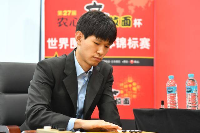 이지현 9단이 3일 중국 칭다오 농심공장에서 열린 제27회 농심신라면배 세계바둑최강전 1국에서 중국 리친청 9단과 대국을 펼치고 있다. 한국기원 제공