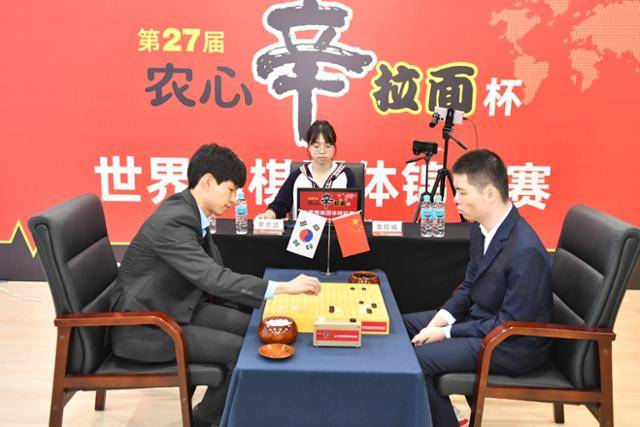 이지현(왼쪽) 9단이 생애 첫 출전한 농심신라면배 1국에서 리친청 9단과 대국을 펼치고 있다. 한국기원 제공