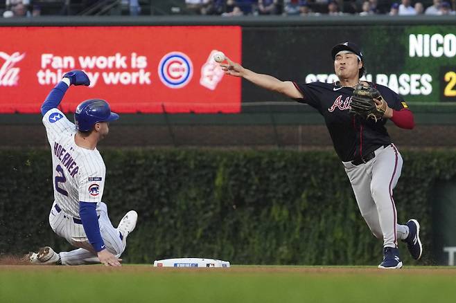 <yonhap photo-1953="">Atlanta Braves shortstop Ha-Seong Kim, right, of South Korea, throws to first after forcing out Chicago Cubs' Nico Hoerner during the first inning of a baseball game in Chicago, Tuesday, Sept. 2, 2025. Chicago Cubs' Kyle Tucker was safe at first. (AP Photo/Nam Y. Huh)/2025-09-03 09:05:03/ <저작권자 ⓒ 1980-2025 ㈜연합뉴스. 무단 전재 재배포 금지, AI 학습 및 활용 금지></yonhap>