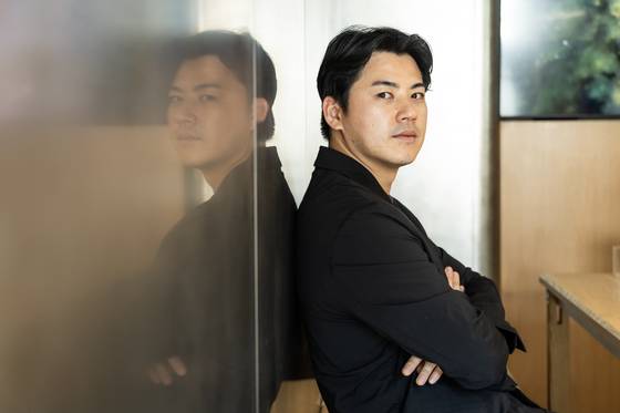 JTBC ‘에스콰이어’는 냉철한 윤석훈(이진욱)과 사회초년생 강효민(정채연) 두 변호사가 법정을 통해 사랑과 인간의 본질을 마주하는 드라마다. 김재홍 PD(위 사진)는 “선악이 분명하지 않아 해석의 여지가 있는 것이 특징”이라고 소개했다. 권혁재 사진전문기자