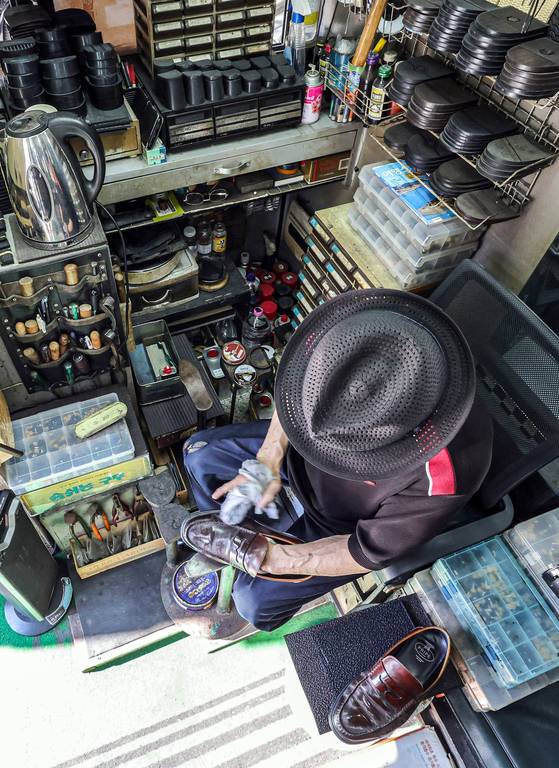 지난 1일 서울 중구의 한 구두수선소에서 조모(75)씨가 손님의 구두를 닦고 있다. 조씨는 7월 장부(아래 사진)를 보여주며 “매출이 0원인 날이 한 달에 8일일 때도 있다”고 말했다. 강정현 기자