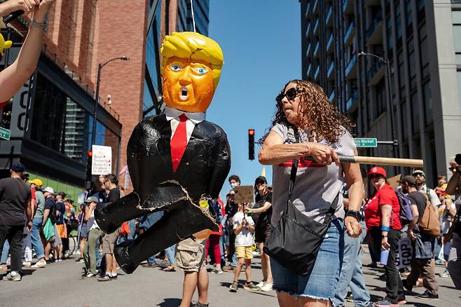 지난 1일(현지시간) 미국 일리노이주 시카고에서 열린 노동절 시위에서 한 시위자가 도널드 트럼프 미국 대통령을 형상화한 인형을 때리고 있다. 시위대는 이민 단속을 위해 시카고에 도착할 예정인 국토안보부 요원들에 대한 항의로 거리 행진을 하고 있다. 로이터=연합뉴스