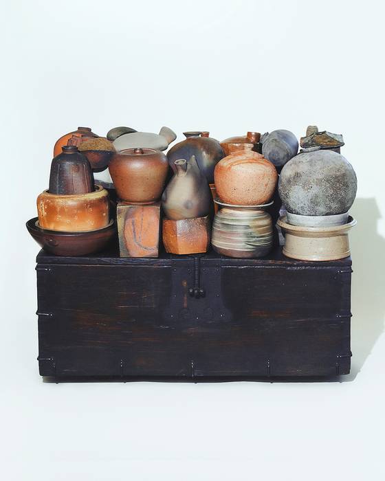 로에베는 2023 로에베 재단 공예상 최종 후보자로 선정된 바 있는 이인진 작가의 공식 전시, ‘Collecting & Piling(집적)’을 까사 로에베 서울에서 개최한다. 사진 로에베