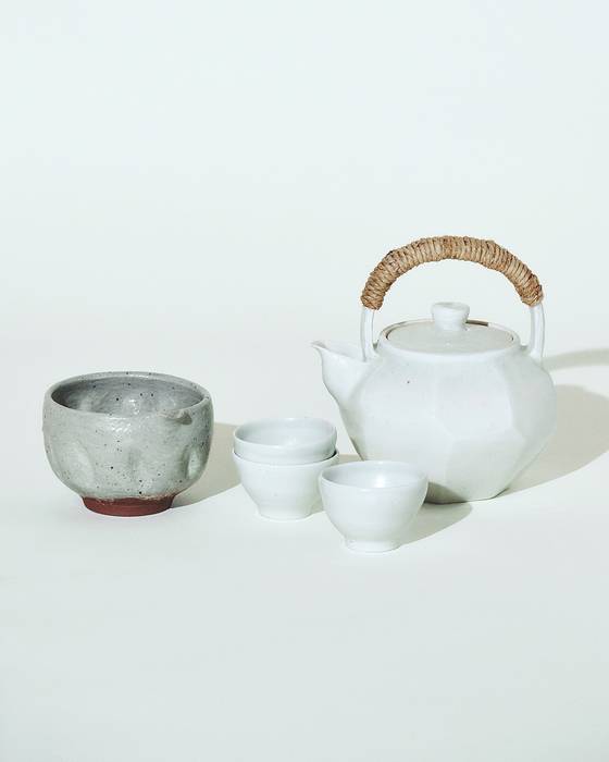 물레 성형으로 빚어낸 이인진 작가의 그릇과 다기는 소박함과 동시에 드러나는 부피감이 멋스럽다. 사진 로에베