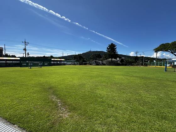 제주 창천초등학교 잔디운동장 전경. 최충일 기자